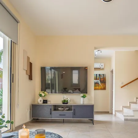 Mambo Private With Pool By The