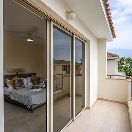 Mambo Private With Pool By The